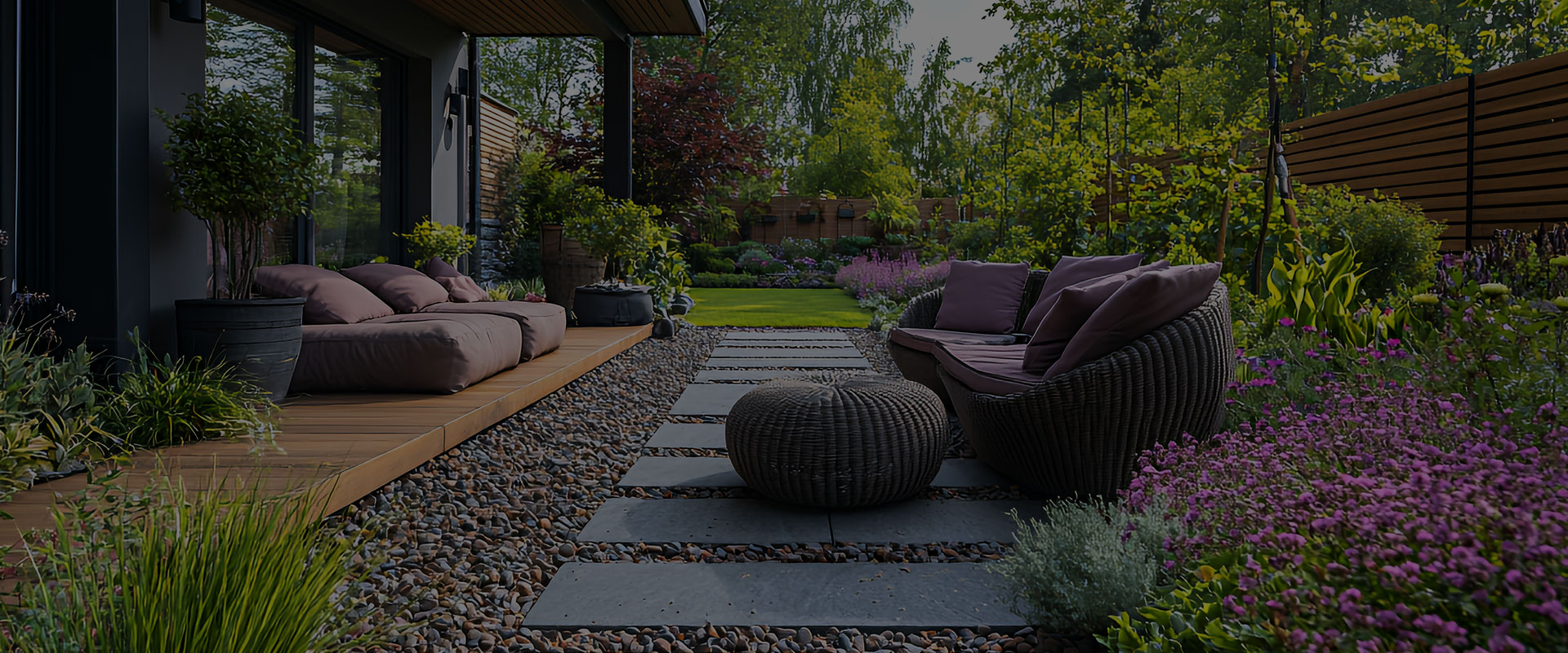 Ein idyllischer Garten mit einem Steinweg un einer Holzterrasse