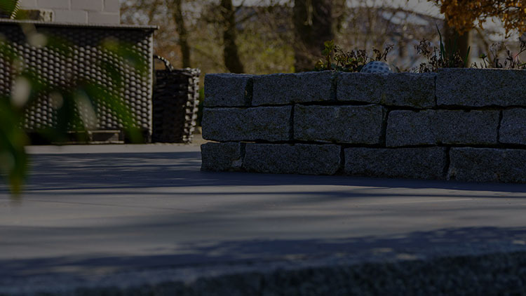 Eine Mauer auf einer Terasse